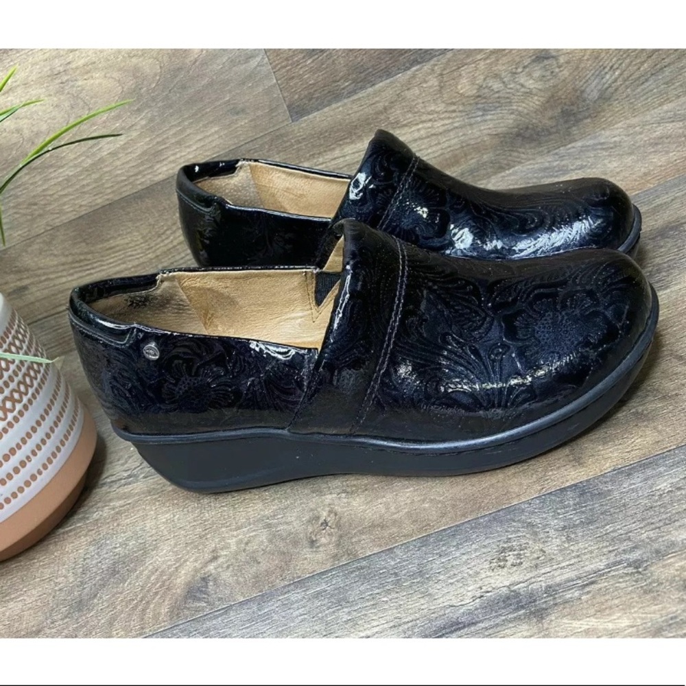 Nurture shoes Black Clogs 7 1/2 M Floral Embossed